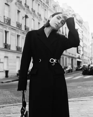 Le manteau noir long de Géraldine Boublil sur le compte Instagram de @erinoffduty