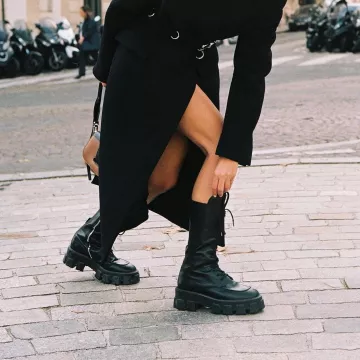 Les bottines noires à semelle épaisse de Géraldine Boublil sur le compte Instagram de @erinoffduty