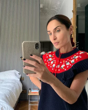Le pull Miu miu rouge et noir à motif de Géraldine Boublil sur le compte Instagram de @erinoffduty