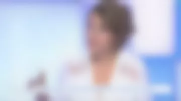 Blusa de manga hinchada de encaje crudo de Mélanie Taravant en C à Dire el 21.11.2019