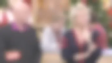 El cárdigan de cachemira azul marino oscuro y rojo de Sophie Davant en Affaire conclue del 21 de noviembre de 2019