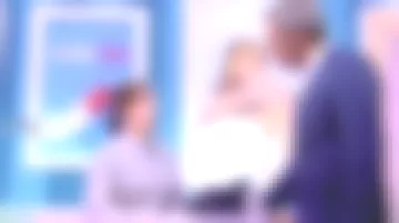 Le pull tissu en maille, Col rond, Nœud au col et bords côtelés de Jennie-Anne Walker dans Ça ne sortira pas d'ici ! le 20.11.2019