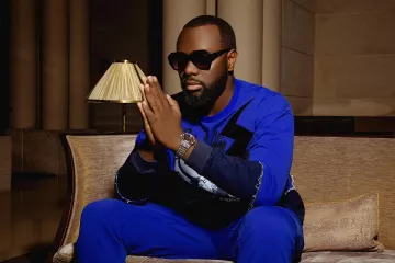 Le jogging Bleu Richard Valentine avec Minotaure Noir et Blanc de Maître Gims sur le compte Instagram de @richardvalentine_official