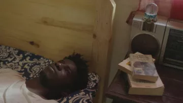 El libro Les bouts de bois de dieu en el clip La vie là-bas feat. Louane