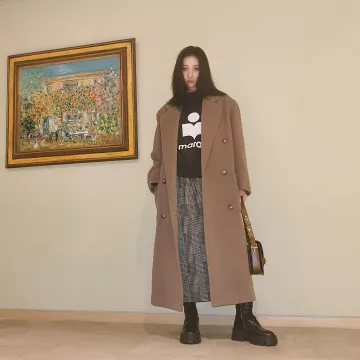 La falda larga a cuadros de Sunmi en la cuenta de Instagram de @miyayeah