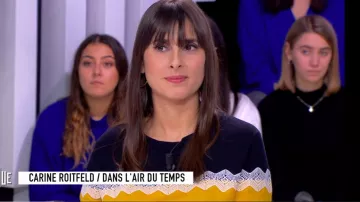 El suéter azul marino y amarillo, cuello redondo, encaje aplicado por Emilie Papatheodorou en Clique el 21.11.2019