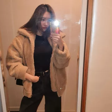 Chaqueta de piel sintética de Sunmi en la cuenta de Instagram de @miyayeah