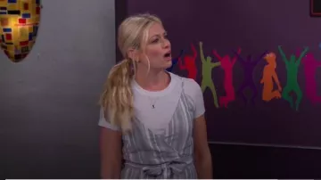 Re/Done Camiseta blanca de manga corta usada por Gemma (Beth Behrs) en The Neighborhood Temporada 02 Episodio 08