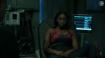 Top de sujetador Givenchy usado por Anissa Pierce (Nafessa Williams) en Black Lightning Season03 Episodio06