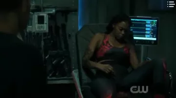 Leggings de dos tonos de Givenchy usados por Anissa Pierce (Nafessa Williams) en Black Lightning Season03 Episodio06