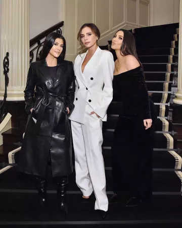 Victoria Beckham Cummerbund Cinturón de lana Esmoquin de pierna ancha Pantalones usados por Victoria Beckham Violet Grey Beauty Dinner noviembre 20, 2019