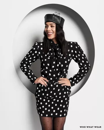 Saint Laurent Polka Dot Mini Vestido usado por Vanessa Hudgens Instagram noviembre 21, 2019