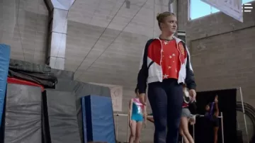 Alo yoga Navy Legging de cintura alta usado por Roxy Doyle (Emily Osment) en Almost Family Season01 Episodio05