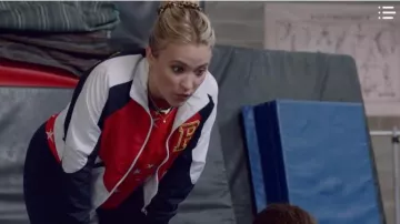 Pam & Gela Red Print Crop Tee usada por Roxy Doyle (Emily Osment) en Almost Family Season01 Episode05