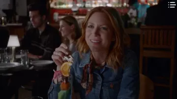 Chaqueta decorativa Madewell usada por Julia Bechley (Brittany Snow) en Almost Family Season01 Episodio05