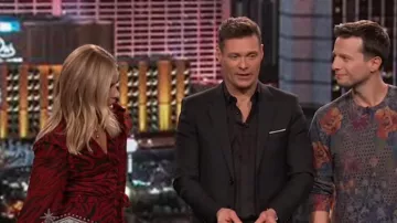 Ba&sh Selena Wrap Midi Dress usado por Kelly Ripa en VIVO con Kelly y Ryan 18 de noviembre de 2019