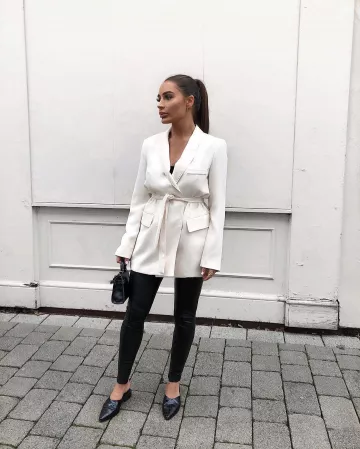 Noir imitation Cuir, Pantalons de Paige sur l'Instagram account @paigekh