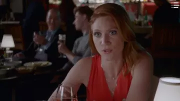Vestido de envoltura roja de rieles usado por Julia Bechley (Brittany Snow) en Almost Family Season01 Episodio05