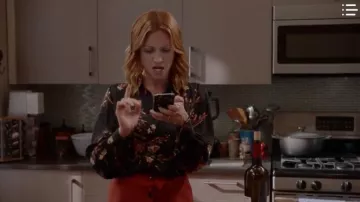 Equipo Blusa floral impresa usada por Julia Bechley (Brittany Snow) en la temporada casi familiar01 Episodio05