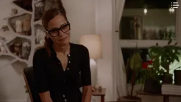 Traje de tanga negra Fleur du Mal usado por Amanda Doherty (Victoria Cartagena) en almost family season01 episodio05