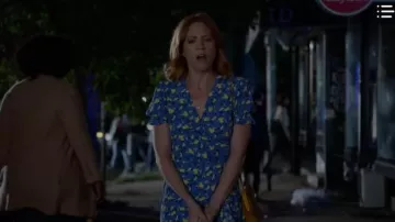 Diane Von Furstenberg Vestido floral estampado con Julia Bechley (Brittany Snow) en Almost Family Season01 Episodio05