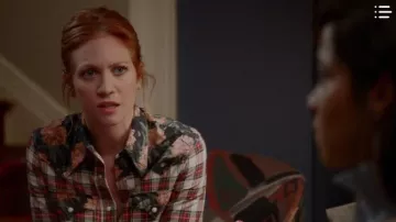 R13 Camisa de vaquero a cuadros usada por Julia Bechley (Brittany Snow) en Almost Family Season01 Episodio05