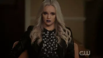 Chaqueta de moto de cuero sintético en blanco de Nueva York usada por Caitlin Snow (Danielle Panabaker) en The Flash Temporada 06 Episodio 06