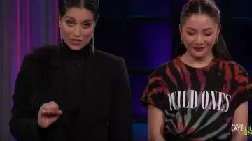 Cinq à sept Portia Feather Blazer usado por Lilly Singh en A Little Late with Lilly Singh noviembre 19, 2019