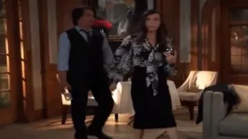 Le matériel imprimé Floral Blouse porté par Anna Devane (Finola Hughes) comme on le voit sur l'Hôpital Général le 20 novembre 2019