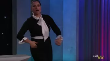 Alice + olivia Merena Tie Pantalones usados por Lilly Singh en A Little Late with Lilly Singh noviembre 13, 2019