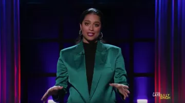 Los kooples Satin Blazer in Green usados por Lilly Singh en A Little Late with Lilly Singh noviembre 12, 2019