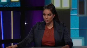 Allen schwart Carmen Satin Jacket en Midnight Satin usado por Lilly Singh en A Little Late with Lilly Singh 7 de noviembre de 2019
