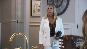 Derek Lam 10 Crosby White Blazer usado por Vicki Gunvalson en The Real Housewives of Orange County Temporada 14 Episodio 16