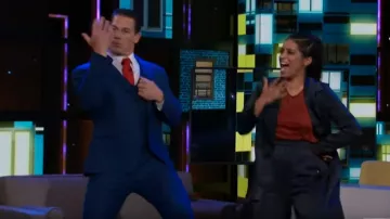 Pantalón de carga Lexy de satén de medianoche usado por Lilly Singh en A Little Late with Lilly Singh 7 de noviembre de 2019