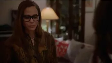 Camisa con estampado de Python actual/elliott usada por Amanda Doherty (Victoria Cartagena) en la temporada casi familiar01 Episodio05