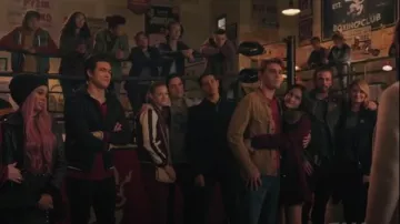 Levi's The Trucker Jacket in Desert usado por Archie Andrews (KJ Apa) en Riverdale Temporada 4 Episodio 7
