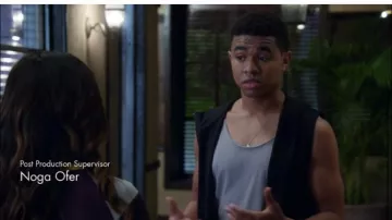 La camiseta sin mangas gris claro usada por Parker Grant [objeto Objeto] en la serie Greenhouse Academy (episodio 4)
