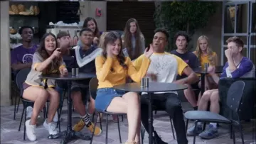 La minifalda abotonada de mezclilla usada por Hayley Woods Ariel Mortman en la serie de invernadero Greenhouse Academy (episodio 4)