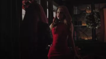 Robe rouge à Col Blanc porté par Cheryl Fleur (Madelaine Petsch) à Riverdale Saison 4 Épisode 7