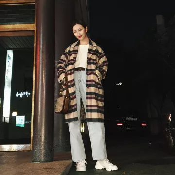 Las zapatillas blancas de Sunmi en la cuenta de Instagram de @miyayeah
