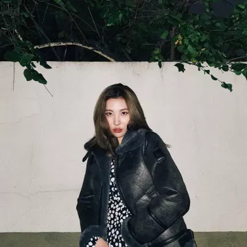 Chaqueta de aviador de Sunmi en la cuenta de Instagram de @miyayeah