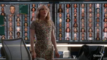 Victoria Beckham Vestido floral de manga corta usado por Marissa Morgan (Geneva Carr) en Bull Temporada 04 Episodio 08