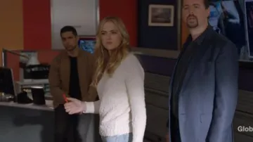 All in Favor Eyelash Popcorn Sweater usado por Ellie Bishop (Emily Wickersham) en NCIS Temporada 17 Episodio 08
