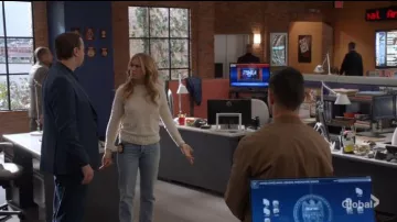 Levis Ribcage Straight Ankle usado por Ellie Bishop (Emily Wickersham) en NCIS Temporada 17 Episodio 08