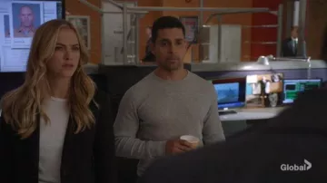 Madewell Whisper Cotton Long Sleeve Tee usado por Ellie Bishop (Emily Wickersham) en NCIS Temporada 17 Episodio 08