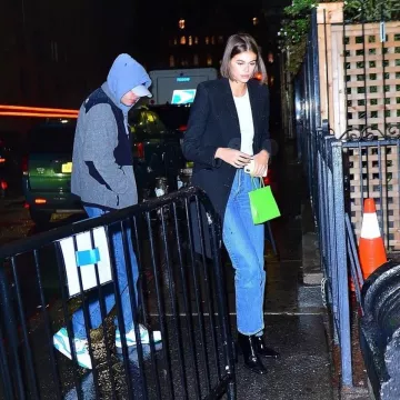 Prada Knee High Patent Leather Boots usadas por Kaia Jordan Gerber Ciudad de Nueva York noviembre 18, 2019