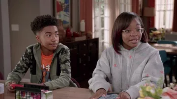 Champion Logo Print Reverse Weave Crop Hoodie usado por Diane Johnson en negro Temporada 06 Episodio 08