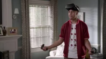 Zara Rose Imprimer T-shirt porté par Andre Johnson, Jr (Marcus Scribner), en black-ish Saison 06 Episode 08