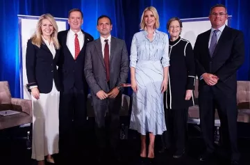 Equipo Iva Falda usada por Ivanka Trump Washington DC noviembre 18, 2019