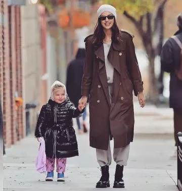 Dr. Martens 1460 Boot usado por Irina Shayk Ciudad de Nueva York 20 de noviembre de 2019